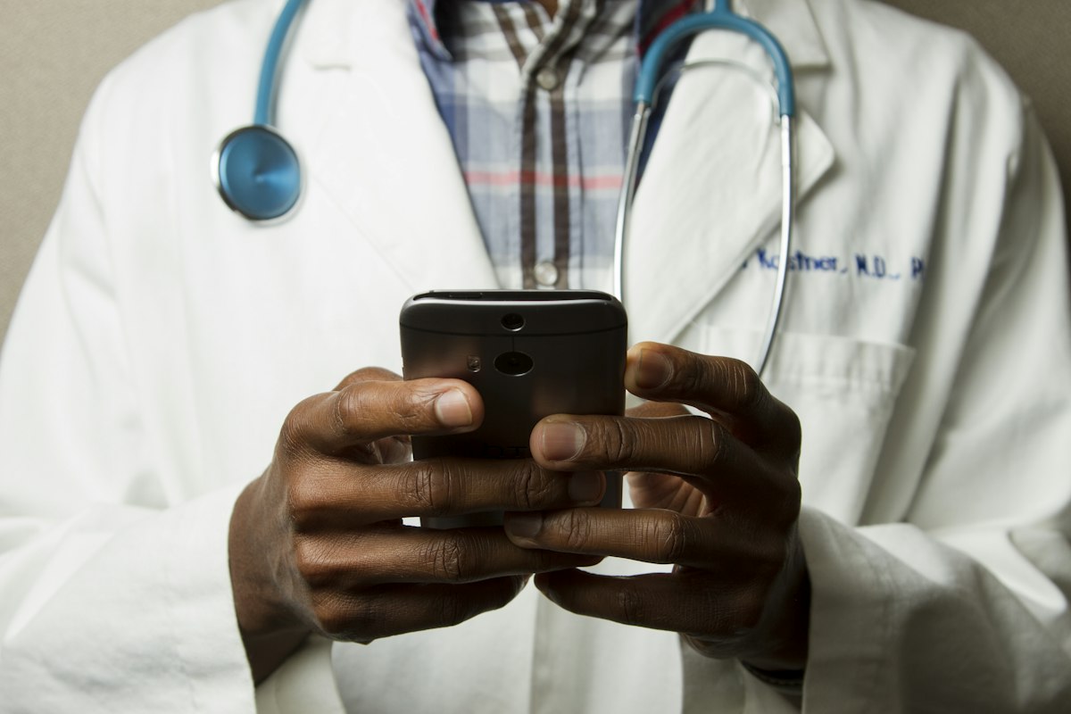 Evaluare calmă și consult medical responsabil